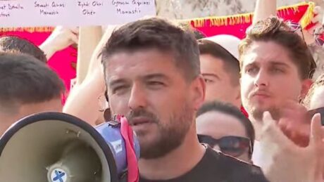 Shqiptarët i kërkojnë të jetë në krye të protestës, Marin Mema kthen përgjigjen e prerë