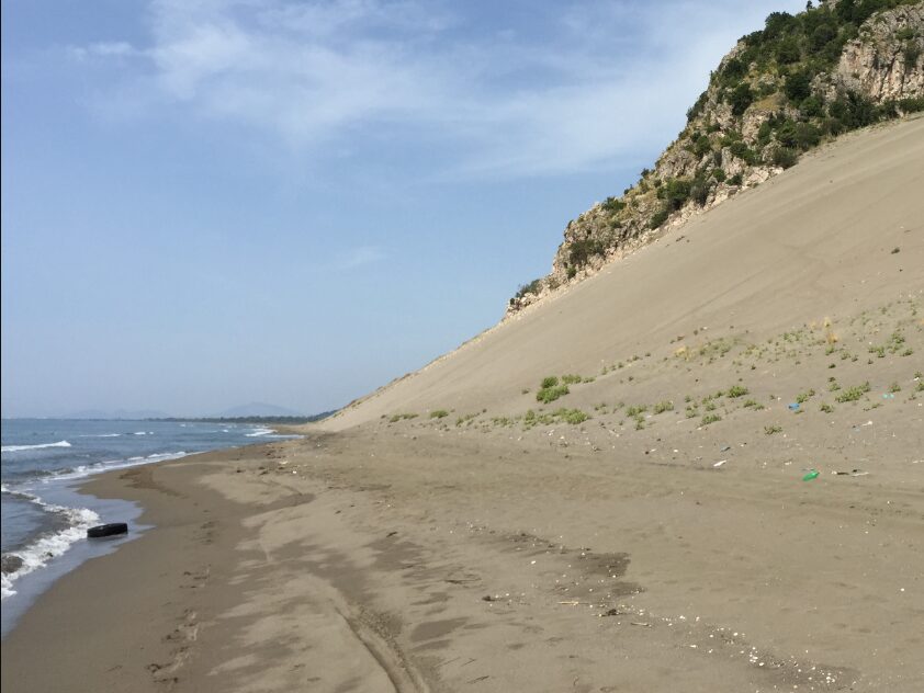 Tragjedi te “Rana e Hedhun”/ Dallgët “rrëmbejnë” 4 të rinj, 2 V*KTIMA, dy të tjerët në Iuftë me jetën