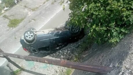 Aksident i FRIKSHËM! Makina del nga rruga dhe bie në kanal, raportohet se…