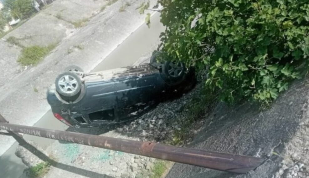 Aksident i FRIKSHËM! Makina del nga rruga dhe bie në kanal, raportohet se…