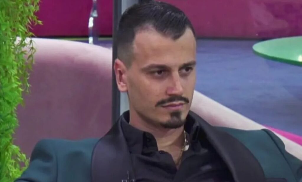 Tha se ka bërë vetëm veshët, Mateo del bllof në finale/ I dalin fotot para ndërhyrjeve estetike