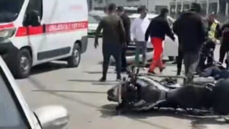 Aksident TR0NDITES në mes të Tiranës! Makina merr përpara motorin, një efektiv policie…
