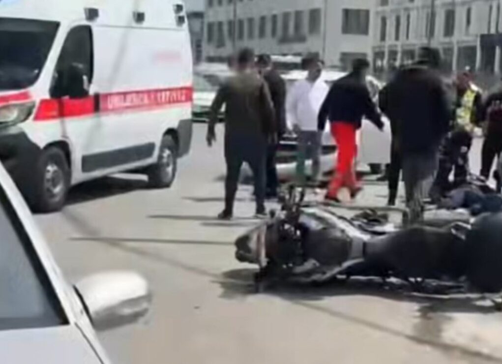 Aksident TR0NDITES në mes të Tiranës! Makina merr përpara motorin, një efektiv policie…