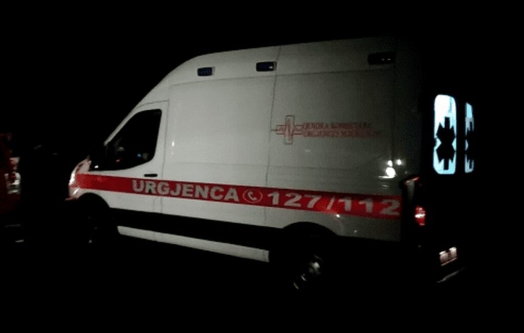Gjendet i pajetë në mes të rrugës mësuesi në Shqiperi, dyshohet se pësoi infarkt