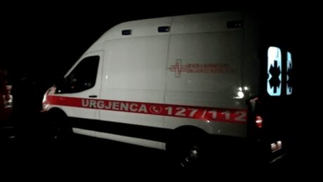 Gjendet i pajetë në mes të rrugës mësuesi në Shqiperi, dyshohet se pësoi infarkt