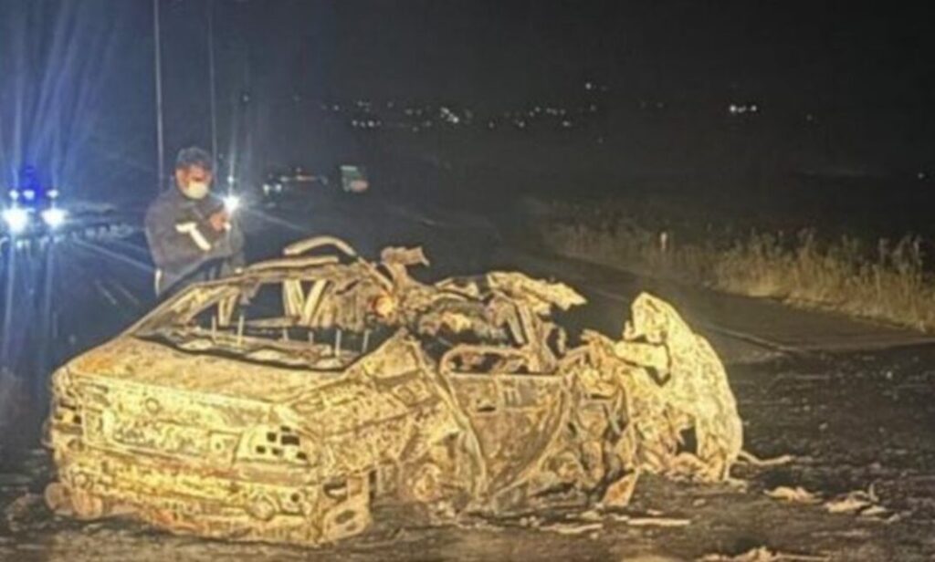 AKSIDENT I FRIKSHEM! Kamioni përplaset me BMW-në, makina shp*rthen në FLAKË, katër persona ndërrojnë jetë në vend