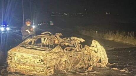 AKSIDENT I FRIKSHEM! Kamioni përplaset me BMW-në, makina shp*rthen në FLAKË, katër persona ndërrojnë jetë në vend