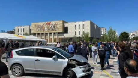 Qytetarë të trembur, njerëz që vrapojnë dhe të frikësuar…/Makina futet me shpejtësi në Sheshin Skenderbe, ja cfarë  ndodhi