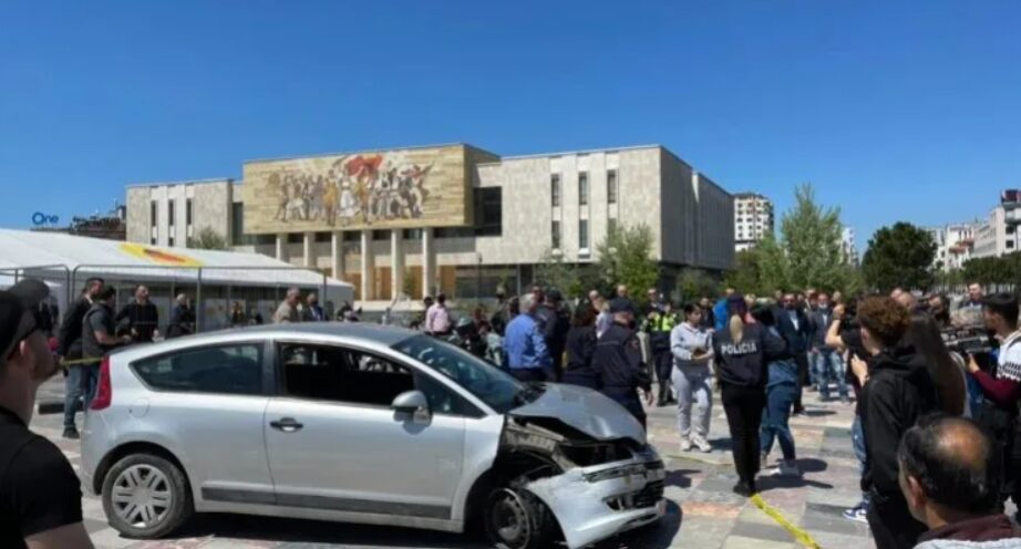 Qytetarë të trembur, njerëz që vrapojnë dhe të frikësuar…/Makina futet me shpejtësi në Sheshin Skenderbe, ja cfarë  ndodhi