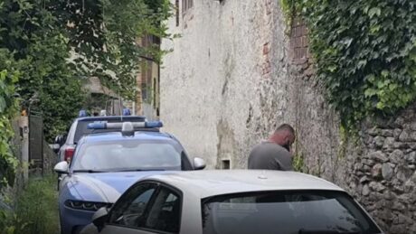 Ngjarje si në filma/ Po lëvizte makinën mbrapsht në oborr, babai shtyp për vd*kje vajzën e tij 2-vjeçe (Detaje)