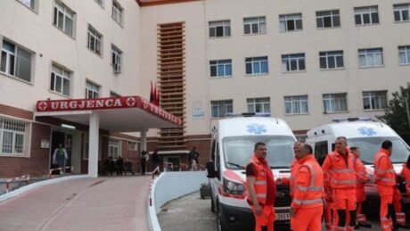 SKANDAL/ Sherr mes bluzave të bardha në vend: Neurologu dh*non mjekun e urgjencës