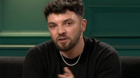‘Përjetova tmerrin…’ Olsi Bylyku sheh vd*kjen me sy ‘/Avioni ku po udhëtonte u g*dit nga rrufeja