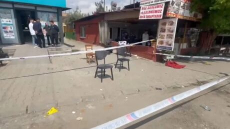 Tronditet Turqia, një burrë futet i a*matosur në një restorant dhe hap zjarr, katër persona h*mbin jetën