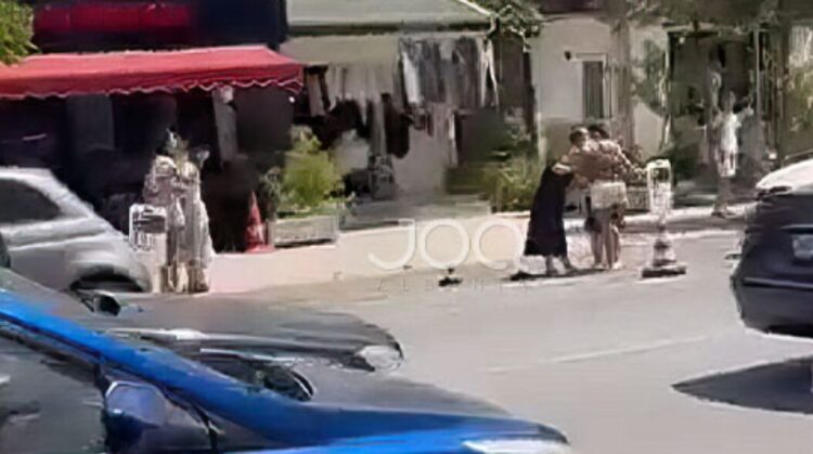 VIDEO/ Plas grushti mes 3 vajzave në Vlorë, kapen për flokësh për një vend parkimi (VIDEO)