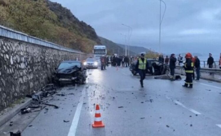 Tjetër aksident i rëndë/ Përplasje e fortë mes dy makinave, tre pasagjerë mbeten të plagosur