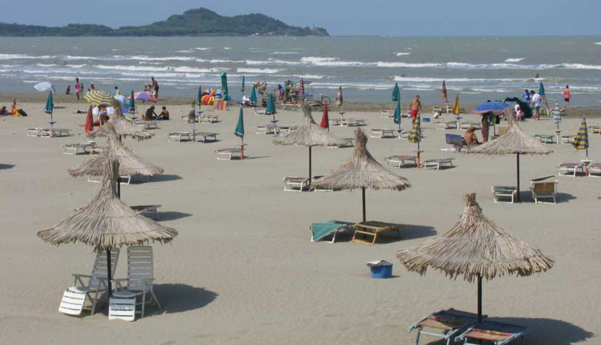 Ngjarje e rëndë në Durrës/ Një person h*mb jetën në det, pushuesit nxjerrin trupin e…