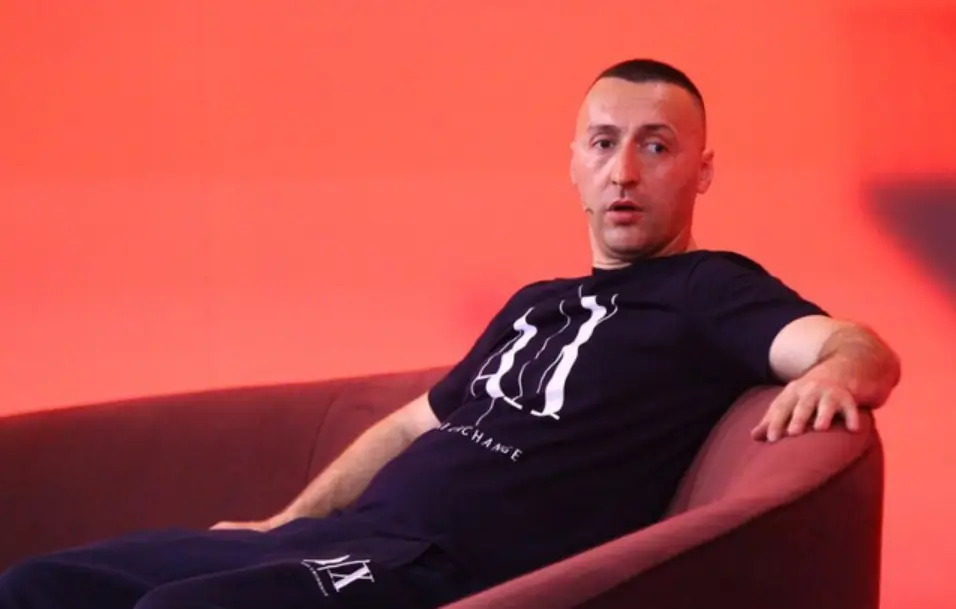“Jam duke u martuar” G-Bani le pa fjale ndjekesit poston foto nga dasma me nusen…