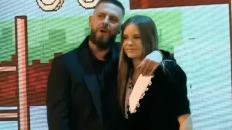 SHTANGET PUBLIKU: Ky ishte MESAZHI I FSHEHTE që vajza i dha mbrëmë Mirit