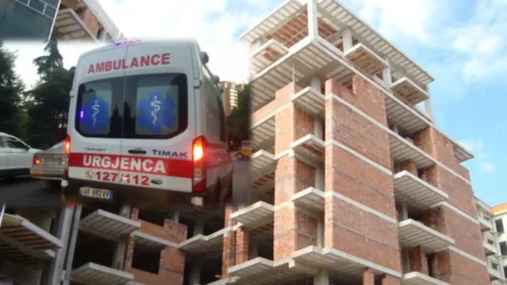 TRAGJIKE në vend/ 57-vjeçari bie për vd*kje nga pallati në ndërtim!