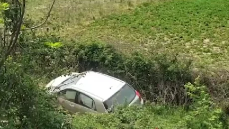 Aksident i rëndë, makina del nga rruga dhe bie nga lartësia, pIagosen babai dhe dy vajzat e mitura! (Video)