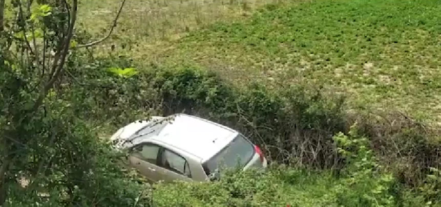 Aksident i rëndë, makina del nga rruga dhe bie nga lartësia, pIagosen babai dhe dy vajzat e mitura! (Video)