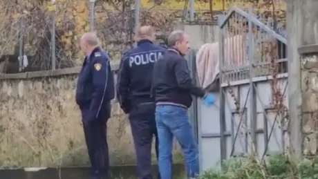 Emri/ Ngjarje rëndë në vend, tentoi të hynte në një banesë, gjendet i varur në kangjellat e murit rrethues një person