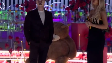 Momenti emocionues: Brikena i thotë “PO” Mateos pas gjestit romantik