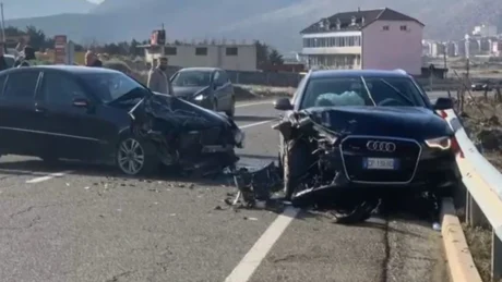 Aksident tragjik! Dy makina bëhen copash, raportohet se një person…