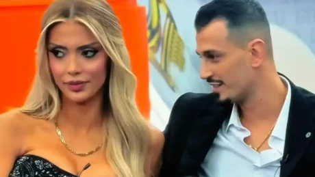 Nuk i shpëtojnë kamerave/ Mateo dhe Brikena në momente mjaft int*me dhe provokuese poshtë tavolinës (Video)