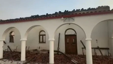 Zjarri djeg kishën e saporestauruar në Lefterohor të Delvinës, flakët përfshijnë edhe varrezat e fshatit