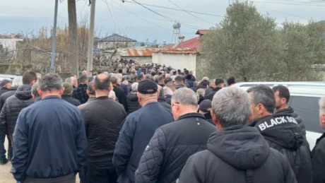 Lot, dhimbje dhe britma! Grykshi në Zl, përcillet për në banesën e fundit familja Kola ‘Na u shua dera e shtëpisë…’