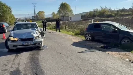 Fundjava nis me aksidente! Dy makina bëhen copash, 4 persona raportohet të jenë…
