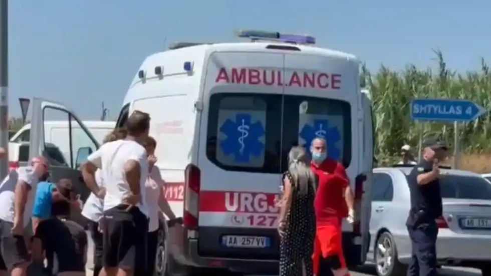 Një djalë pa leje drejtimi shkakton aksident, dy të plagosura