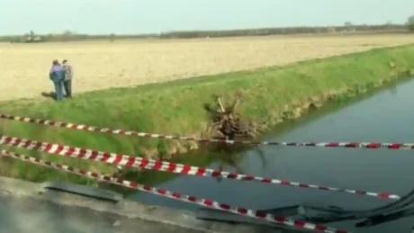 E rëndë/ Makina përplaset me skuterin, raportohet për tre v*ktima, çifti me motor mb*tet në kanalin pranë rrugës