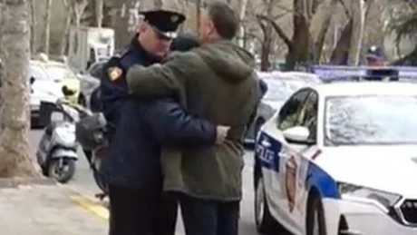 PAMJE TE RENDA në mes të Tiranës! Tr*pi i gruas i shtirë në asfalt, partneri i saj g*det koken me grushta kur e shikon të vd*kur (Video)