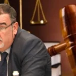 ‘Nuk kam gjë me ty…’ Sekretarja e Gjykates bënë rrëfimin tronditës ‘E pashë gjyqtarin Kalaja të rrëzohej, i vendosa duart…’