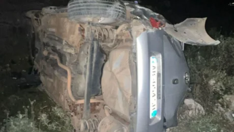 Aksident tronditës në vend! Makina del nga rruga dhe përmbyset, dy persona…