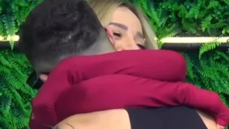 Selin dhe Gimbo shkëmbejnë puthje, reagimi EPIK i Gretës nuk duhet humbur! (Video)