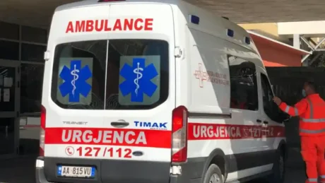 Aksident i rëndë në aksin Fier–Patos, tre persona mbeten të…