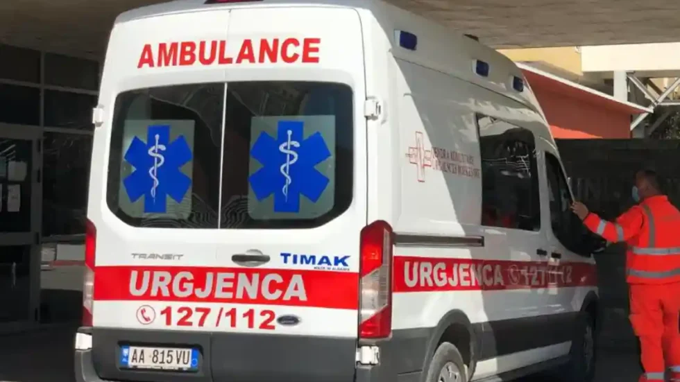 Aksident i rëndë në aksin Fier–Patos, tre persona mbeten të…