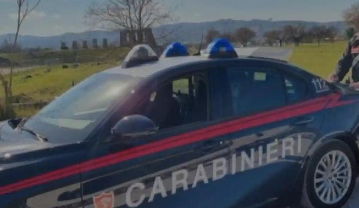 Shqiptari hyn ilegalisht në Itali dhe merr peng ish-gruan me 2 fëmijët