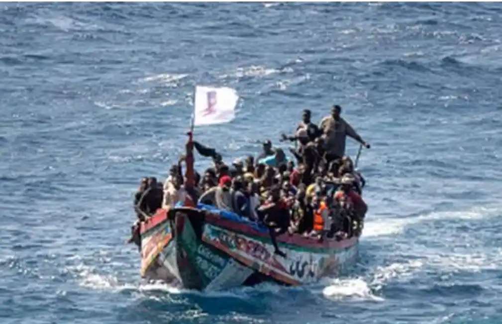 Tragjike/ Anija e mbytur me emigrantë në mes të detit, raportohen të lënduar dhe v*ktima