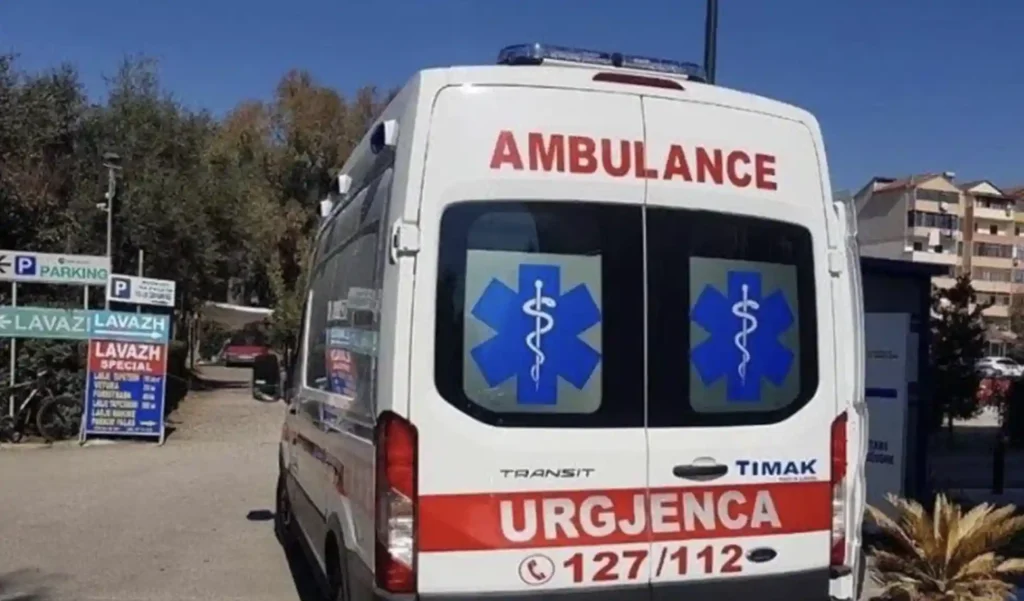 E rëndë ! Burri aksidenton për vdekje me makinë bashkëshorten në oborrin e shtëpisë