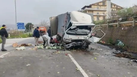 E rëndë në Itali, makina përplaset me kamionin e fruta-perimeve, humb jetën 25-vjeçari shqiptar!