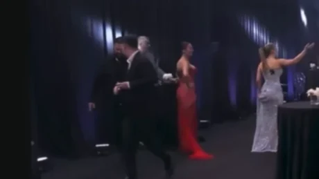 MOMENT I DYSHIMTE! Cfarë ndodhi mbrëmë pas kamerave mes Arbër Hajdarit dhe Mirit?