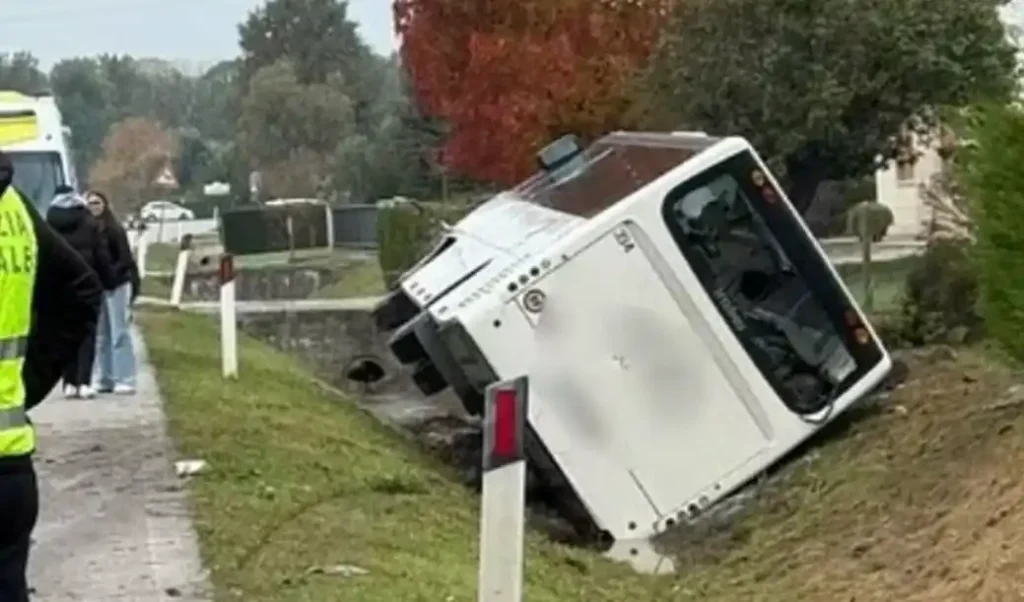 Autobusi i shkollës përplaset me një mjet, dhe përfundon në kanal/ Shoferit i ishte pezulluar patenta