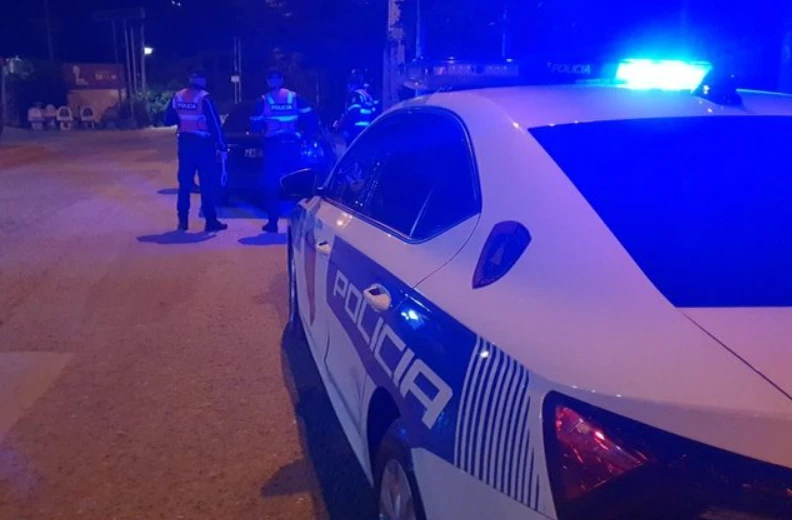 Cudira shqiptare: Polici i dehur përplas një makinë, nje grua…
