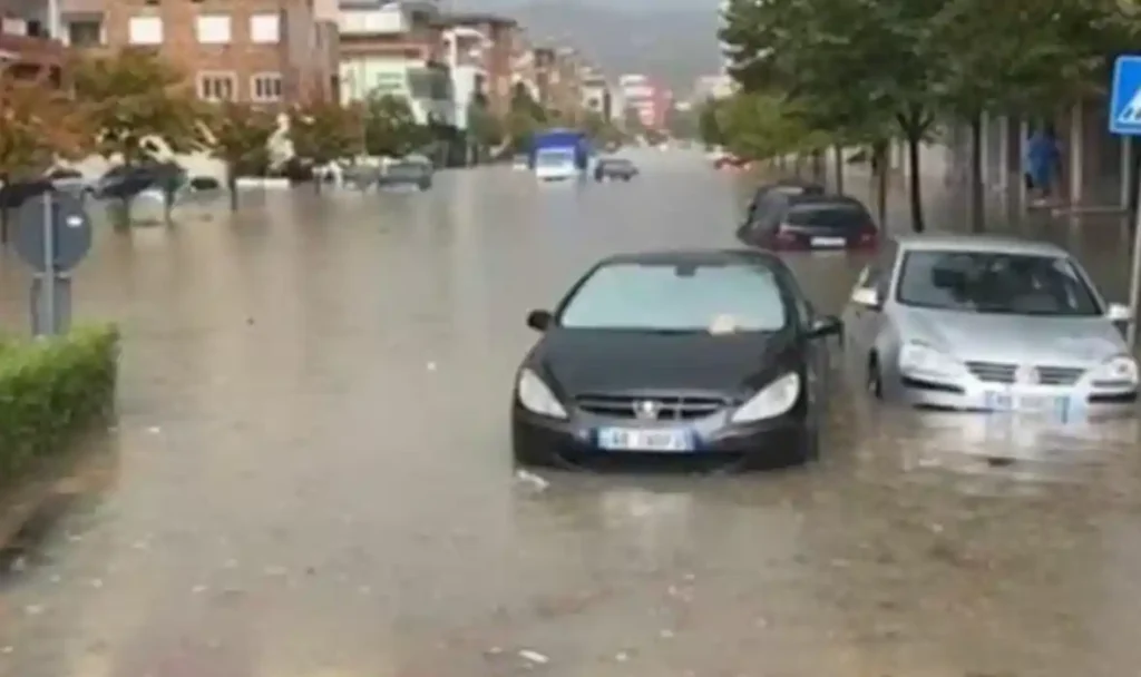 Rrezik për përmbytje? Thirrje qytetarëve: Shmangni parkimin e mjeteve në këto zona