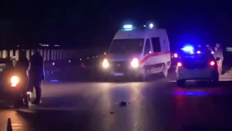 EMRAT/ Aksident i rëndë, makina del nga rruga dhe përplaset me shkallët e një banese, humbin jetën dy të rinj