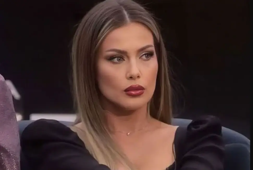 “E zhveshur”, Olta Gixhari poston  foton nga shtrati
